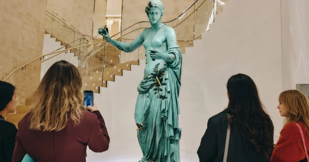 Nos Estados Unidos, a Tiffany & Co. apresentou uma experiência que reuniu quase 40 obras de Damien Hirst, Rashid Johnson, Anna Weyant e Daniel Arsham, estabelecendo um diálogo entre a arte contemporânea, a história e os códigos visuais da joalheria