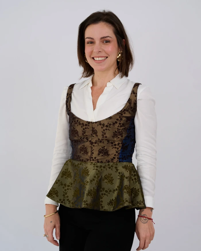 Foto de Marina Ratton, uma mulher branca de cabelos curtos castanhos