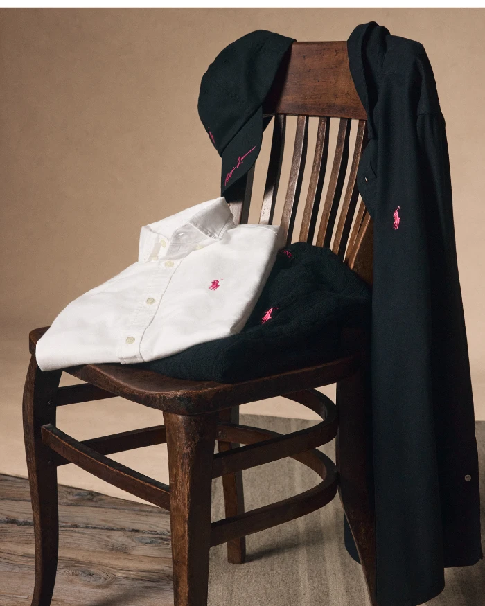 Foto de algumas peças da coleção Pink Pony 2026 da Ralph Lauren em uma cadeira de madeira