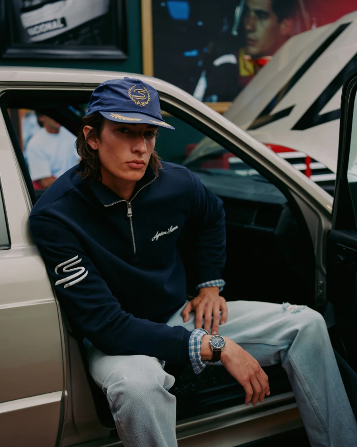 Foto de um homem vestindo uma jaqueta da coleção Ayrton Senna da Zara